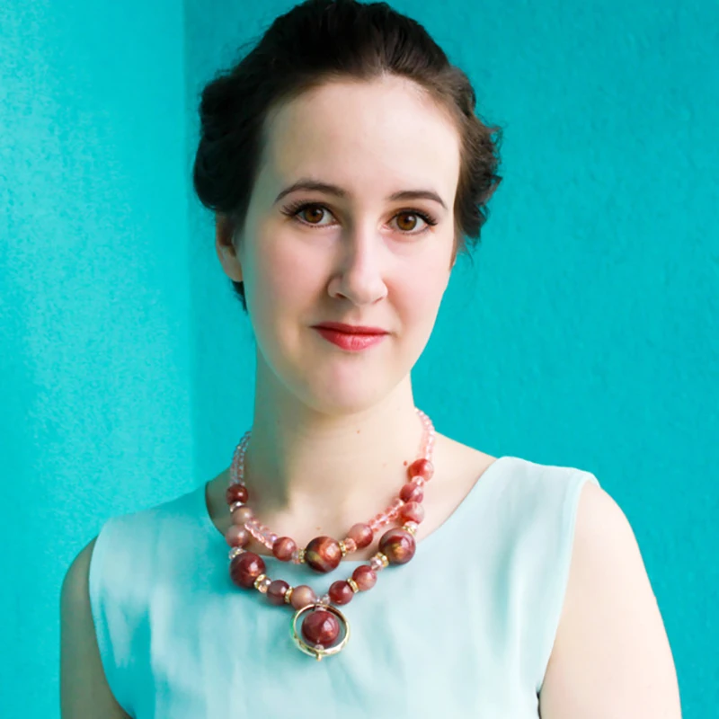 两层亚克力圆珠吊坠模特图