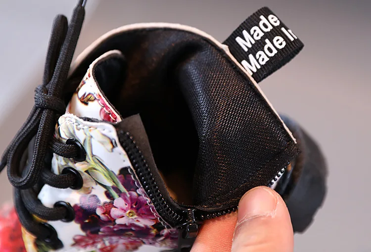 Botas à Prova Menina Couro Martin Dwaterproof Água Sapatos Moda Floral Padrão Zíper Roma Outono 2022 Coleção pu 16 Botas de couro martin de vaca com