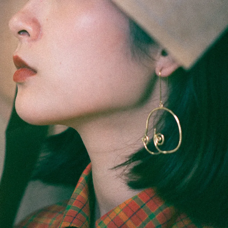 

Simple Personality Temperament Long Metal Human Face Outline Earrings New Hollow Abstract Art Figure Earrings For Women Girl
