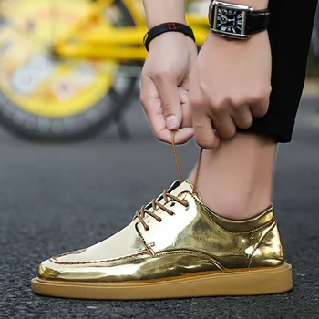 

2019 Brand Glossy Leather Casual Shoes Luxury Bling Vulcanized Shoes Flat Footwear New Fashion Outdoor Gold Silver Sneakers Male