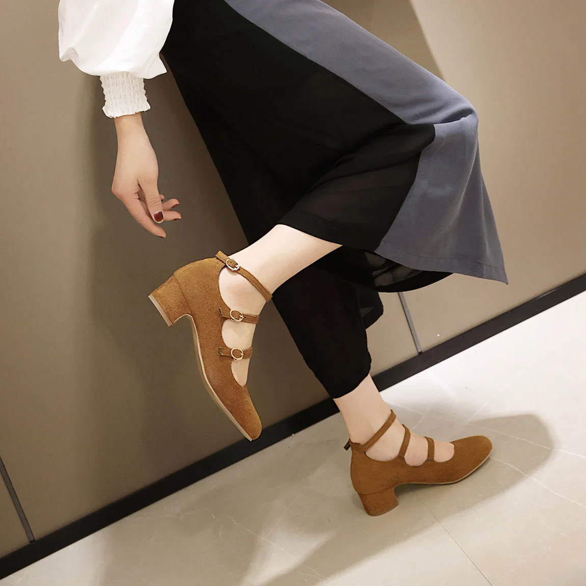 

Europe And America Female Shallow Mouth Buckle Flat Mom Walking Shoes Spring And Summer Slip-on Flat New Style Shoes Casual Shoe