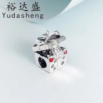 

Santa Claus Charm In A Gift Box ,top of The Has A Small Heart-shaped Pendant Connected with The Bow Fit Original Charm