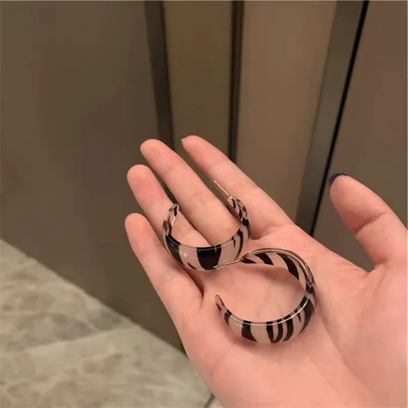 

Geometrical semicircle individual character zebra grain contracted ear nail, temperamental and fashionable woman earring