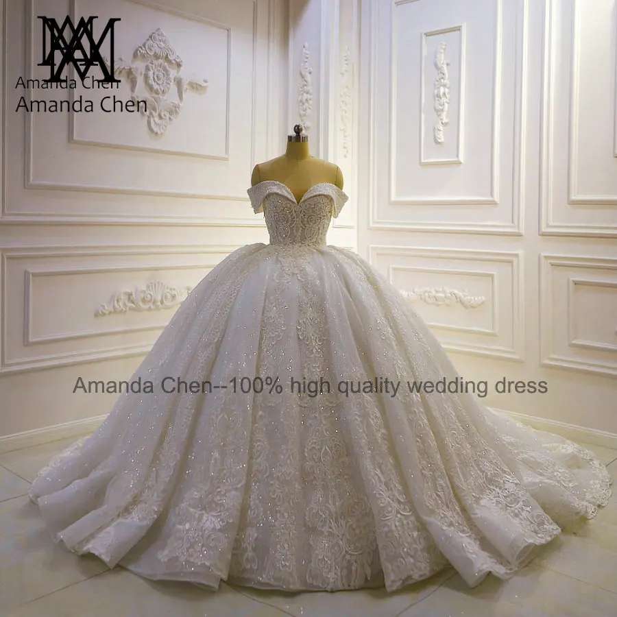 Свадебное платье с длинным шлейфом и кружевной аппликацией abiti da sposa