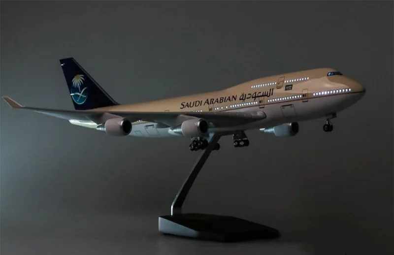 47 см 1/150 масштаб самолет Boeing B747-400 модель самолета Saudi Arabian Airlines с светильник и колесами литой под давлением пластиковый самолет игрушки