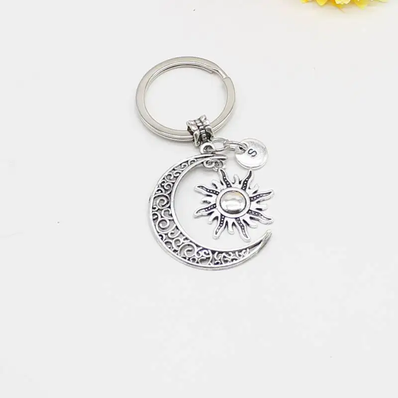 Llavero de sol de luna hueca de encanto de personalidad, llavero de letra A-Z, llavero de encanto de moda