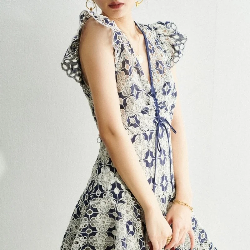 

Женское короткое платье с V-образным вырезом, кружевное ажурное приталенное платье с вышивкой и оборками в винтажном стиле, лето