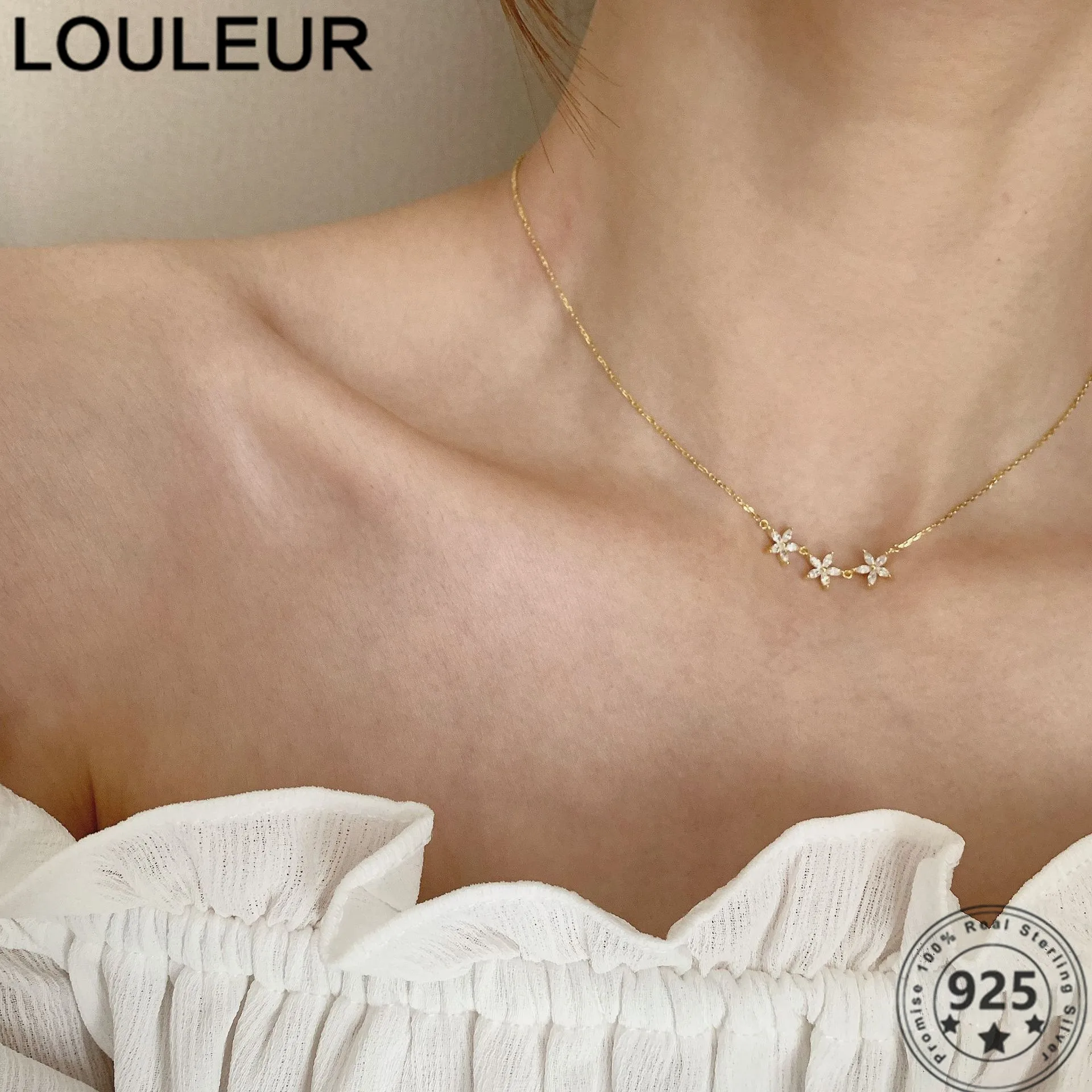 14K Gold Flower Pendant Necklace 