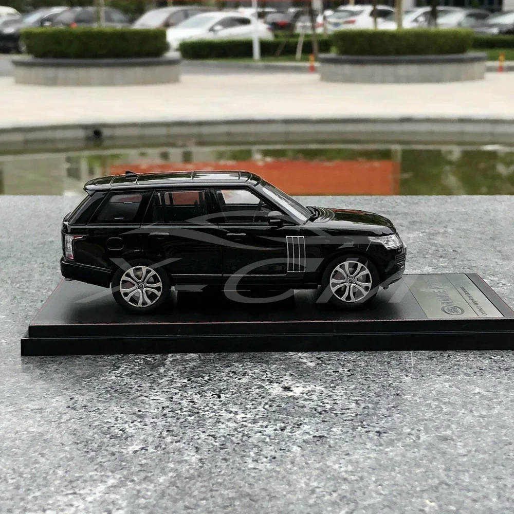 Модель автомобиля ЖК Модели Range Rover 1:43 (черный) + маленький подарок!| |