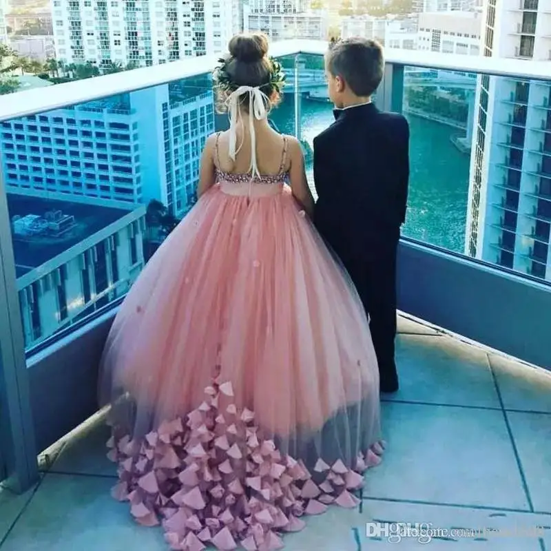 Dusty Roze Bloem Meisje Jurken Voor Bruiloften Kristallen Spaghettibandjes Meisjes Pageant Jurk petal Applicaties Lange Kids Partij Jassen Dusty Roze Bloem Meisje Jurken Voor Bruiloften Kristallen Spaghettibandjes Meisjes Pageant Jurk petal Applicaties Lange Kids Partij Jassen