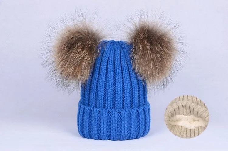 blue fleece Милые двойные помпоны из натурального меха енота для женщин и детей, вязаные шапочки, Детские шапочки для девочек и мальчиков, флисовые колпачки Skullies, капот Gorro - Цвет: blue fleece