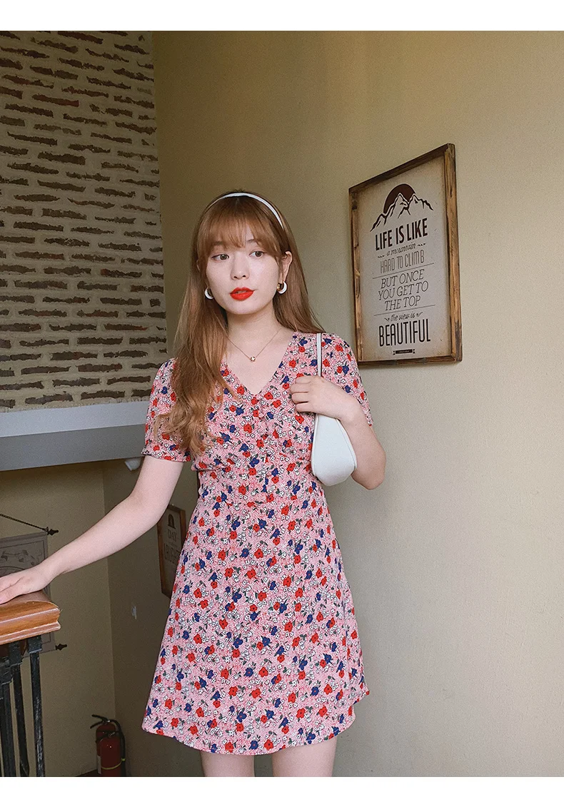 Платье с v-образным вырезом и короткими рукавами в стиле ретро весна-лето 2019 |