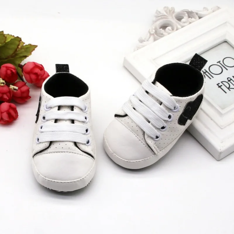 Модная детская обувь с узором в виде сердца для маленьких мальчиков и девочек; парусиновые кроссовки на мягкой подошве; прогулочная обувь для маленьких девочек; bebek ayakkabi