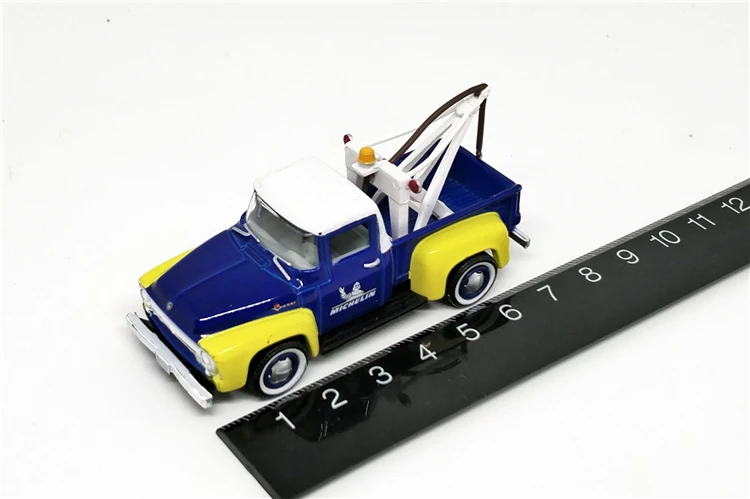 Зеленый свет 1: 64 1956 Ford F-100 Michelin падение в буксировочный крюк синий желтый без коробки