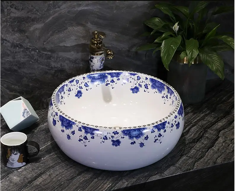 

Chinese Ceramic Blue And White Traditional Circular Retro Creative Art Basin