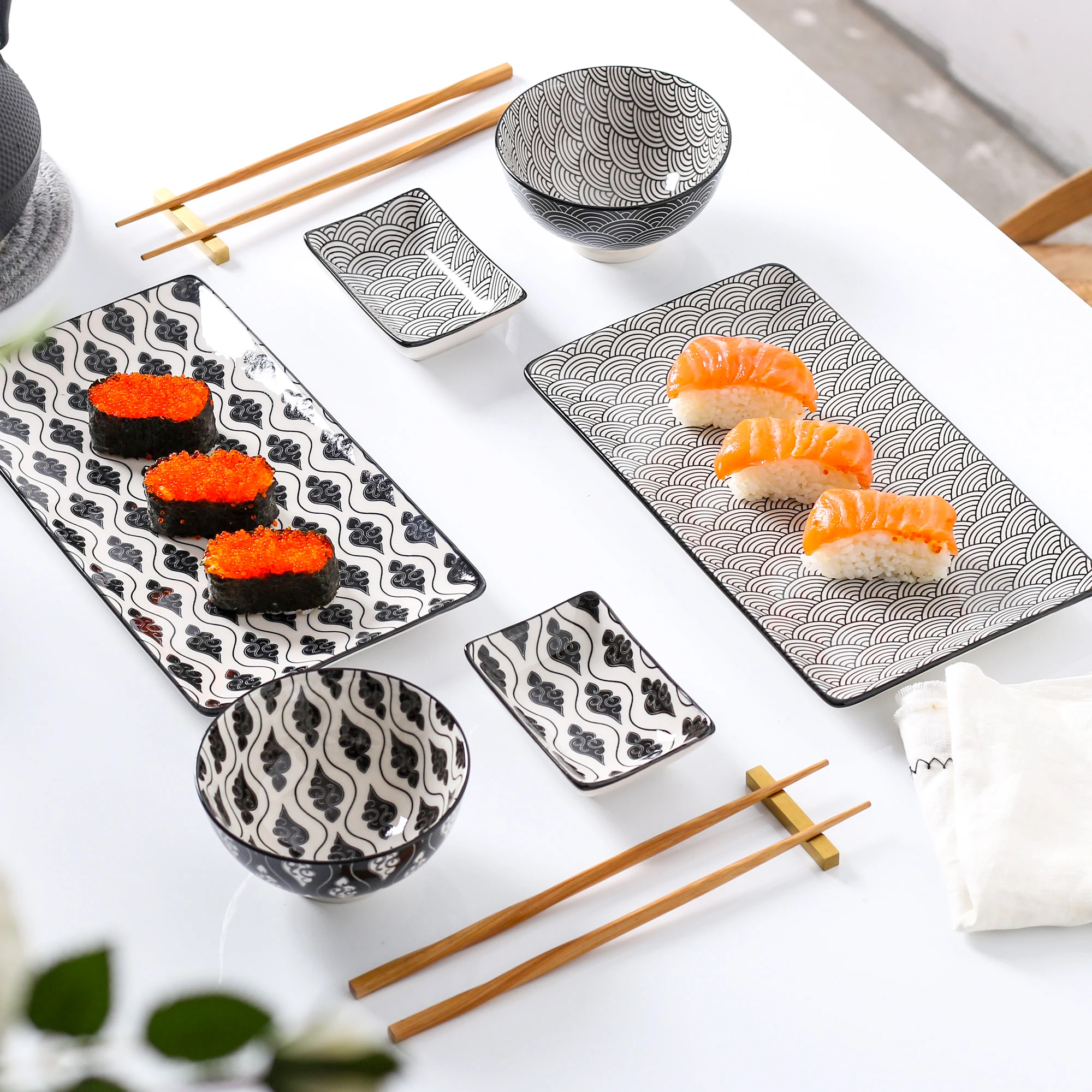 Estilo Japonés Pintado a Mano Vajillas 2 pequeños Platos de Salsas vancasso Serie Haruka Juego de Sushi 6 Piezas 2 Platos para Sushi 2 Pares de Palillos Madera 
