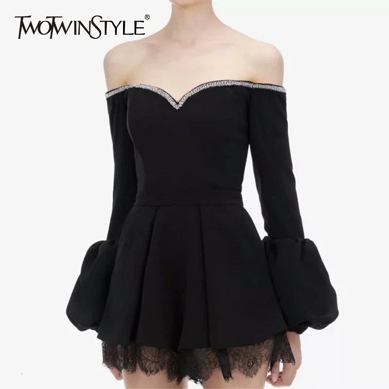 Женский комбинезон с рюшами TWOTWINSTYLE кружевной вырезом лодочкой длинными