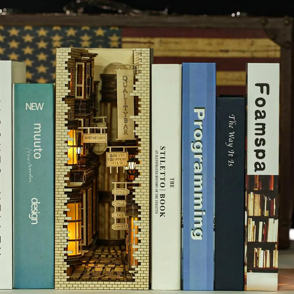 Книжный шкаф загадочные улицы с светильник кой | Дом и сад