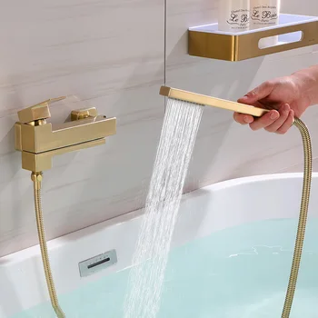 Brushed Gold อ่างอาบน้ําฝักบัวก๊อกน้ํา Wall Mount ห้องน้ําอ่างแตะพร้อม Hand Shower Bidet ชุด Matte สีดําแฟชั่น 1