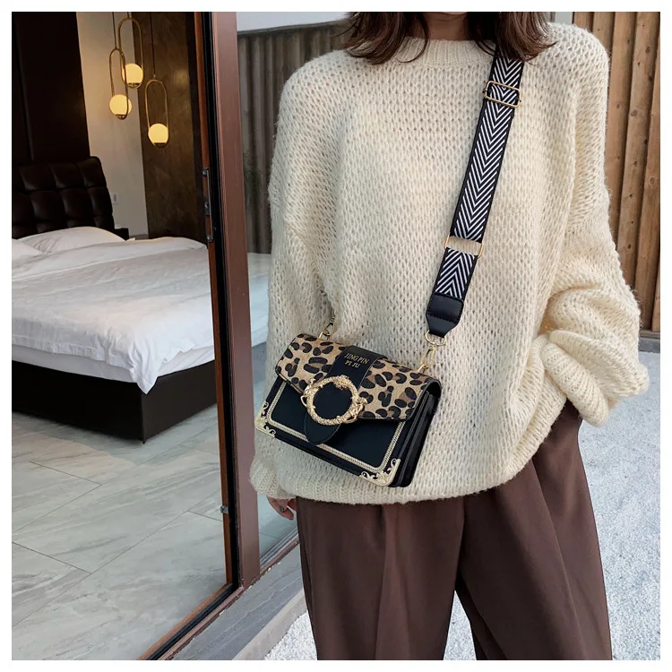 Individually designed leopard-strap wide shoulder strap square shoulder bag Width 18cm high 13cm thickness 8cm