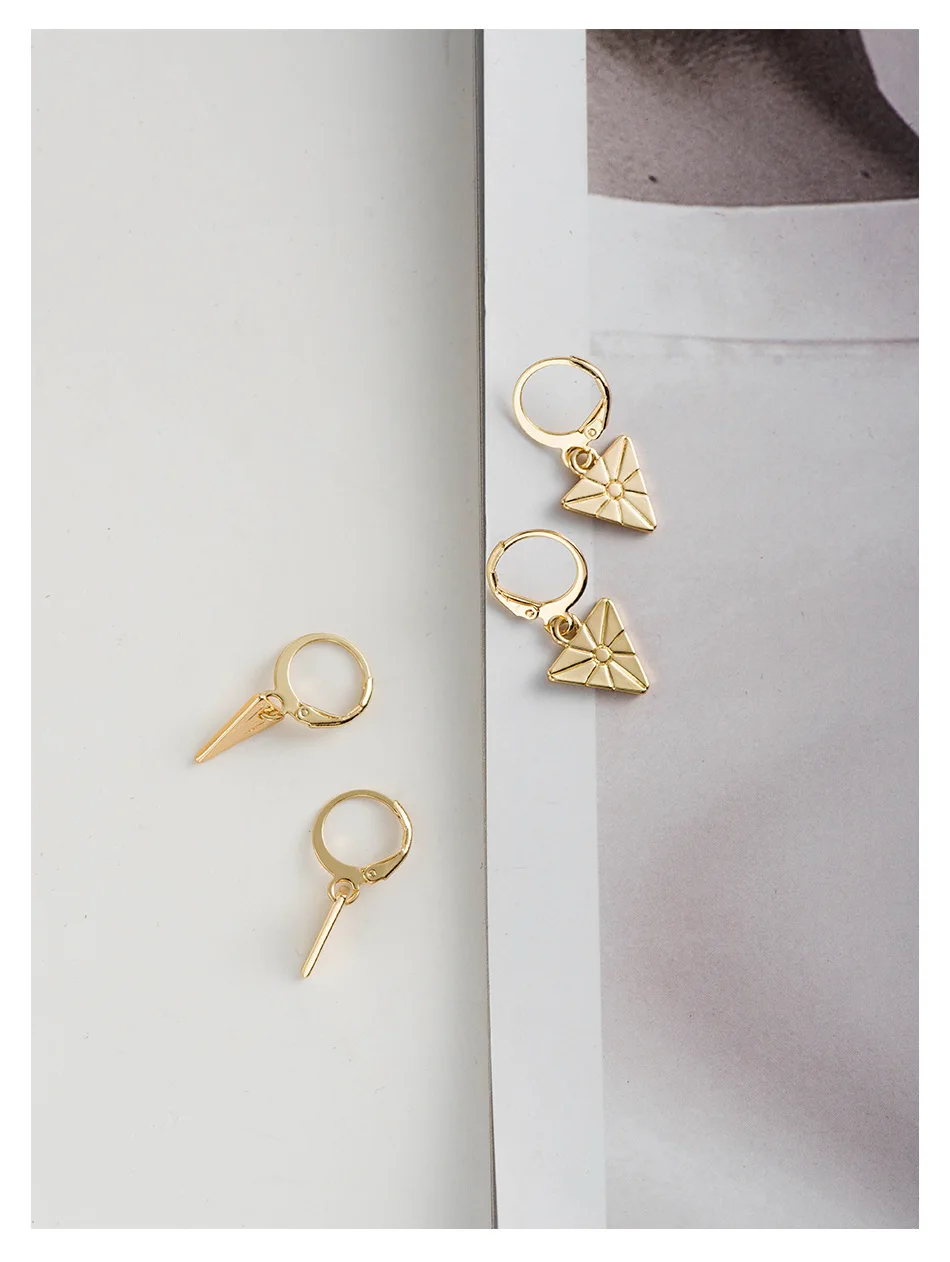 Рождественский подарок серьга в стиле «минимализм» маленький золотого цвета геометрический треугольник Луна Звезда Крест Сердце очаровательные серьги-кольца для женщин