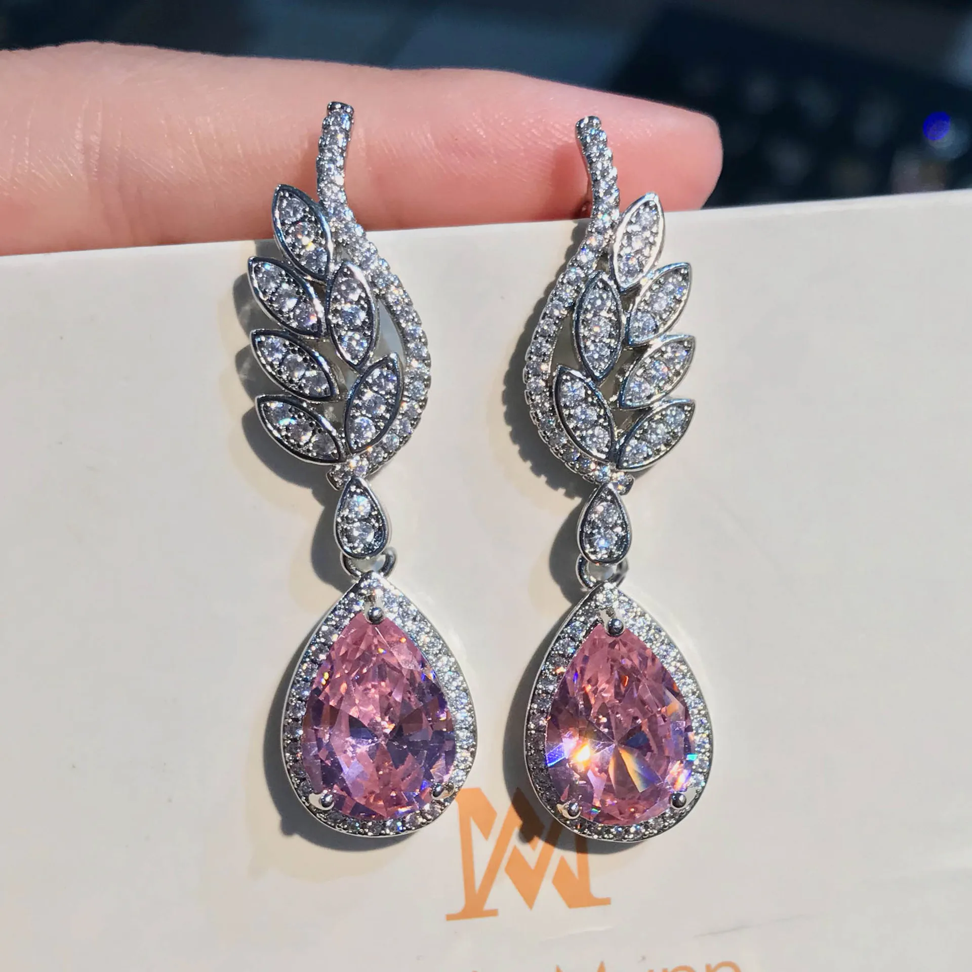 Orecchini pendenti con Morganite rosa romantico di lusso ad angolo nero  gioielli di moda orecchini con ala di pietre preziose rosa con goccia  d'acqua intarsiata per le donne - AliExpress