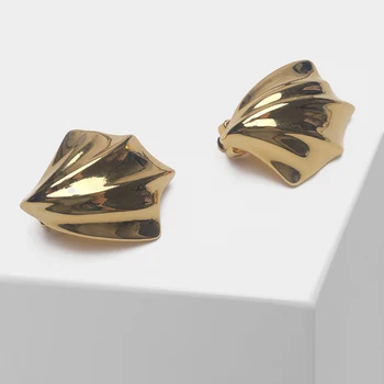 

Amorita boutique Fashionable cute little shell stud earrings