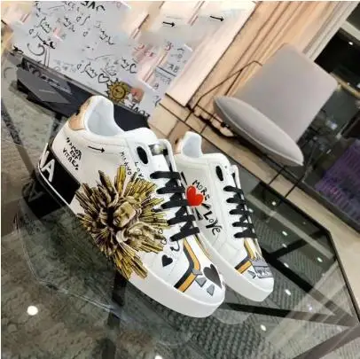 

2020 new men's shoes, replicate the top version of imported cowhide to create graffiti patterns, rivets, diamonds inside cowhide