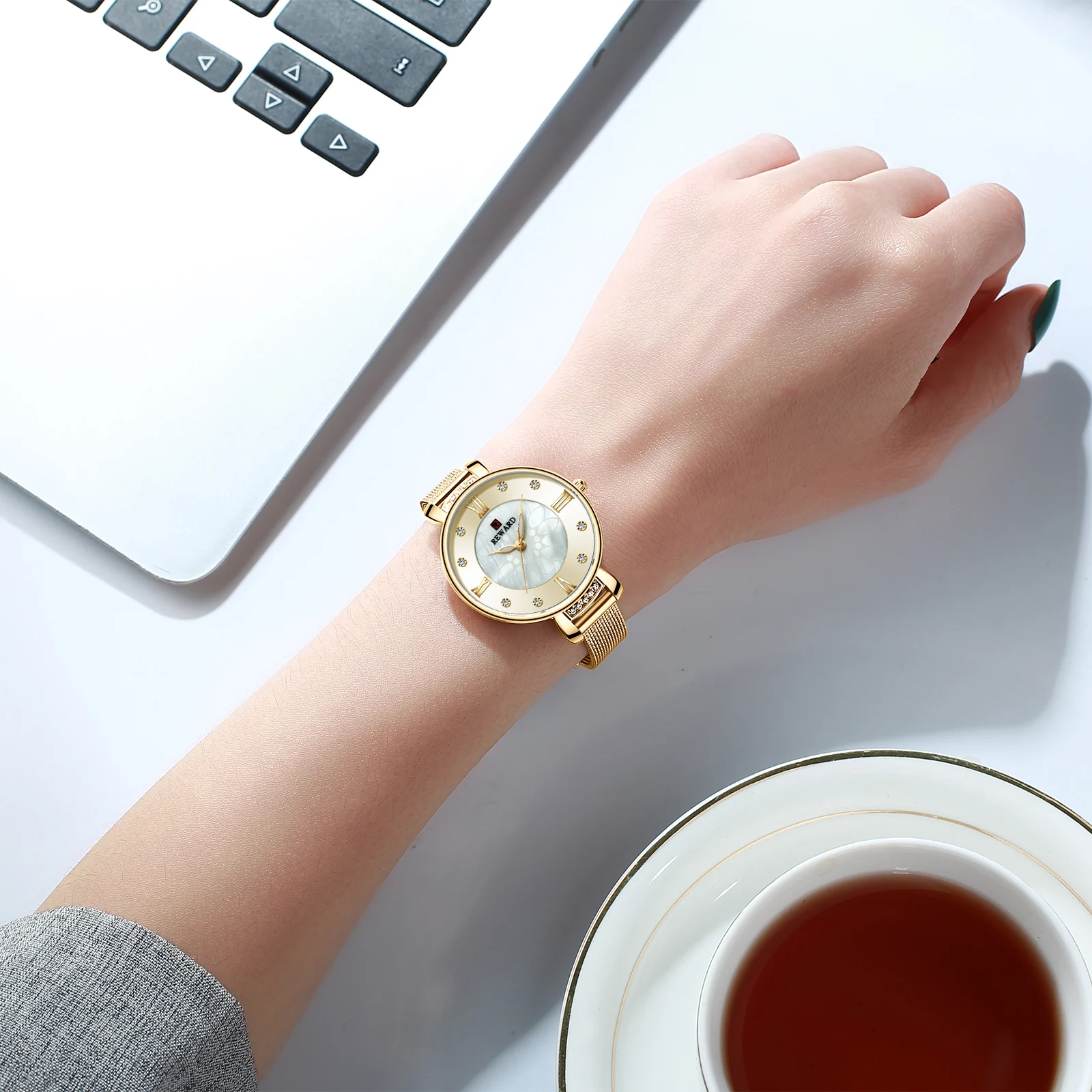 Luxury Ultra-thin Womens Watches Fashion Color Glass Analog Quartz Watch Dadies Green Dial Mesh Casual Waterproof Wristwatch