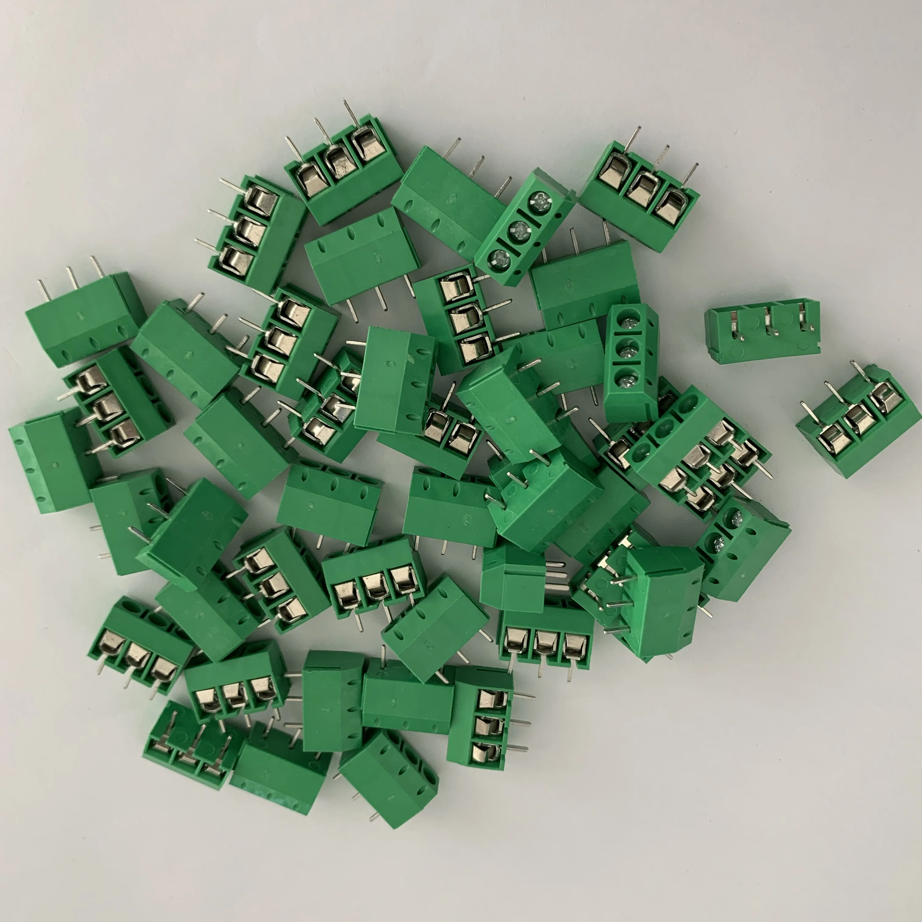 500 шт./лот KF301-3P наконечник для сращивания винтового типа PCB интервал 5,0 терминал, терминал медная лапка для четырехцветной KF301, красный, зеленый, черный, синий