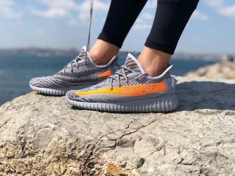 Адидас Yeezy 350 серый и оранжевый