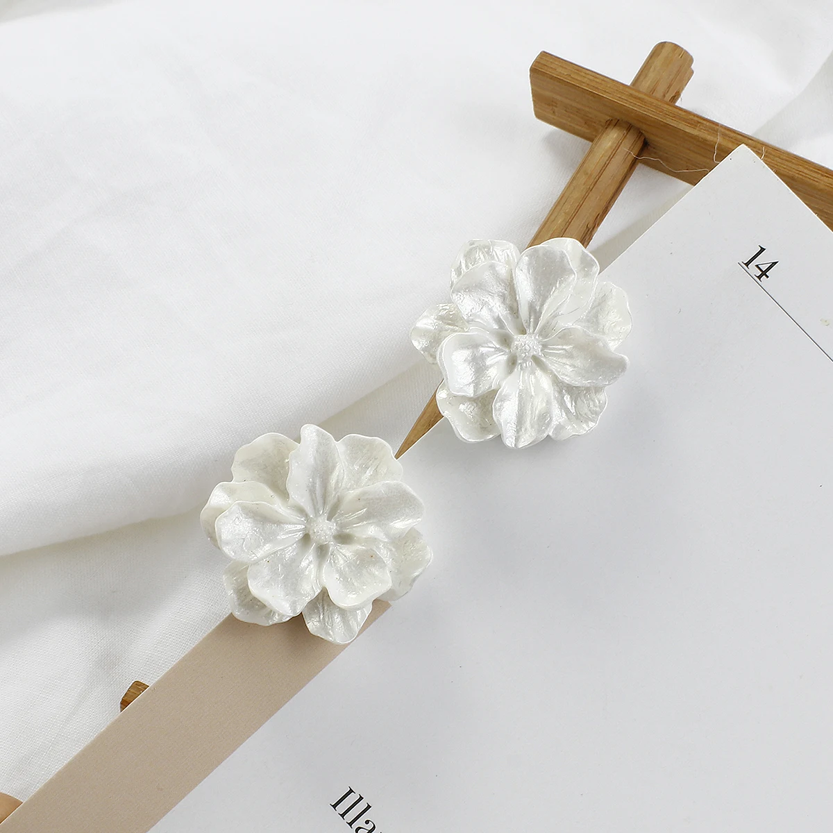 Lifefontier Korean White Flower Petal Drop Earrings Resin Rhinestone Pearl Long Tassel Dangle Earrings For Women Jewelry Girls