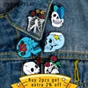 QIHE-Colección de Pins esmaltados con forma de calavera y flor, broches románticos con cabeza de esqueleto y solapa rosa ► Foto 2/6