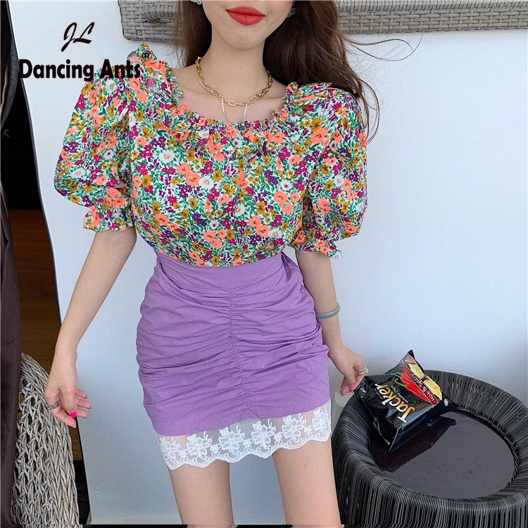 Женская блузка с коротким пышным рукавом и французским шикарным цветочным