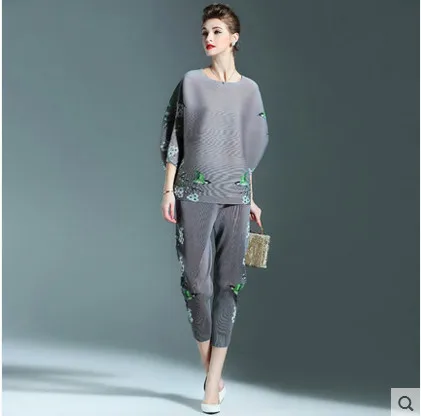 Рисунок 4 - Женский костюм с принтом в стиле ретро