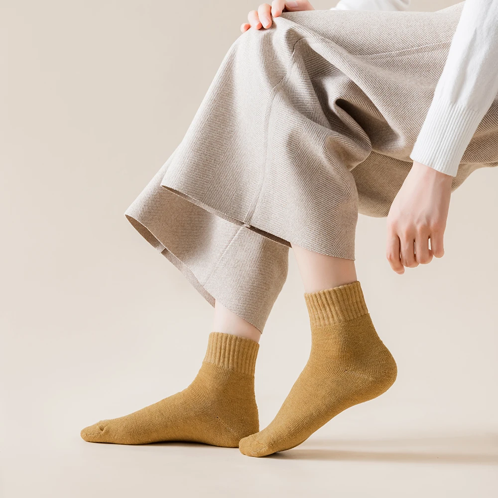 New Winter Vrouwen Socks Dikke Warme Effen Kleur Wol Harajuku Retro Koude Slip Mode Toevallige Kasjmier Modieuze Sokken 1-Pair New Winter Vrouwen Socks Dikke Warme Effen Kleur Wol Harajuku Retro Koude Slip Mode Toevallige Kasjmier Modieuze Sokken 1-Pair