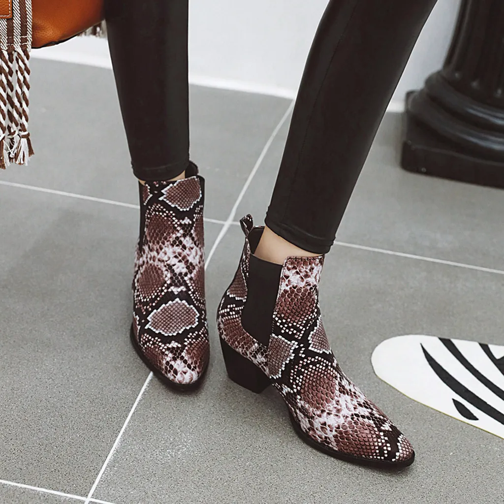 Модные пикантные ботинки со змеиным принтом; женские винтажные ботильоны из искусственной кожи с острым носком на высоком каблуке; большие размеры; botas mujer invierno;