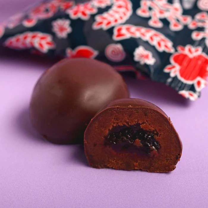 Марципан с гранатом санкт петербург. Конфеты тёмные. Марципановый батончик в шоколаде 100 гр шлюквердер. Марципан гранатовый. Марципан батончик 50г линдт.