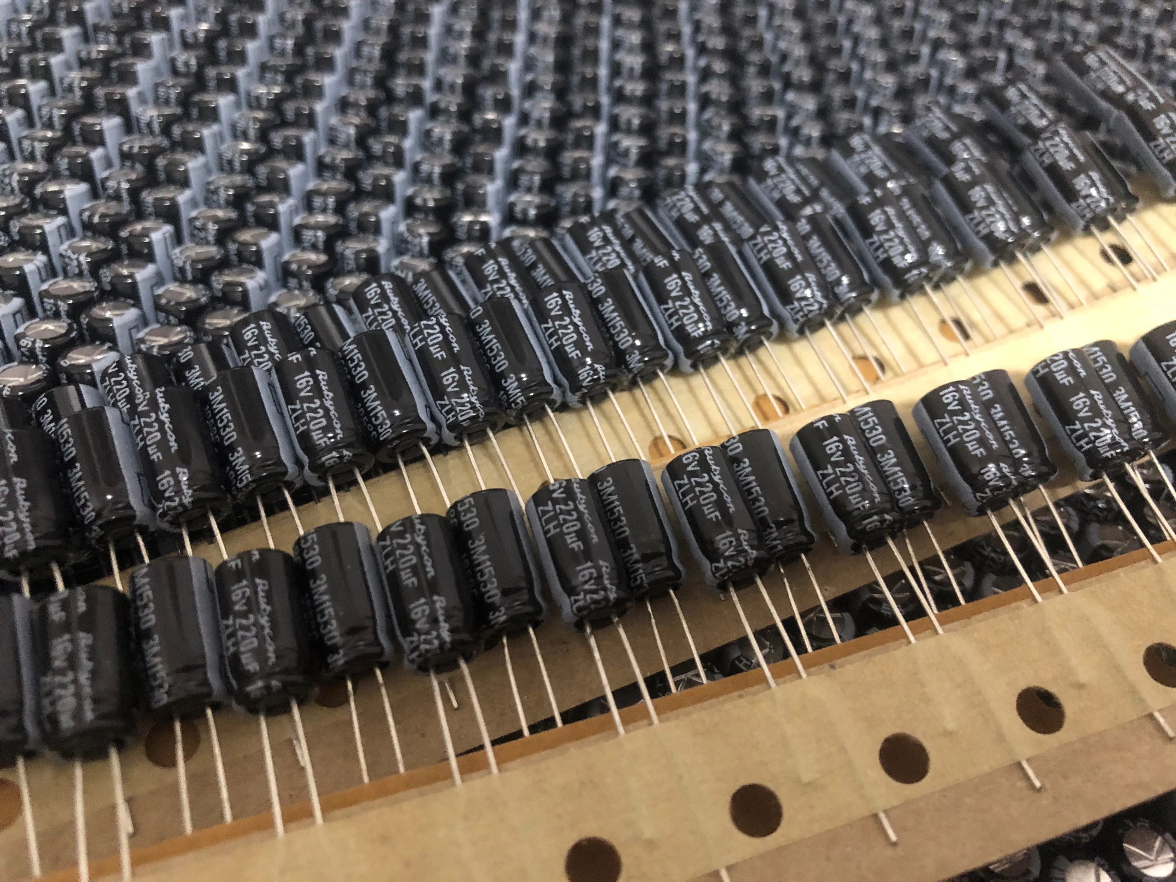 Новый RUBYCON ZLH 16v220uf 6X11.5mm 105 градусов 220 мкФ/16V Высокая частота низкое сопротивление и