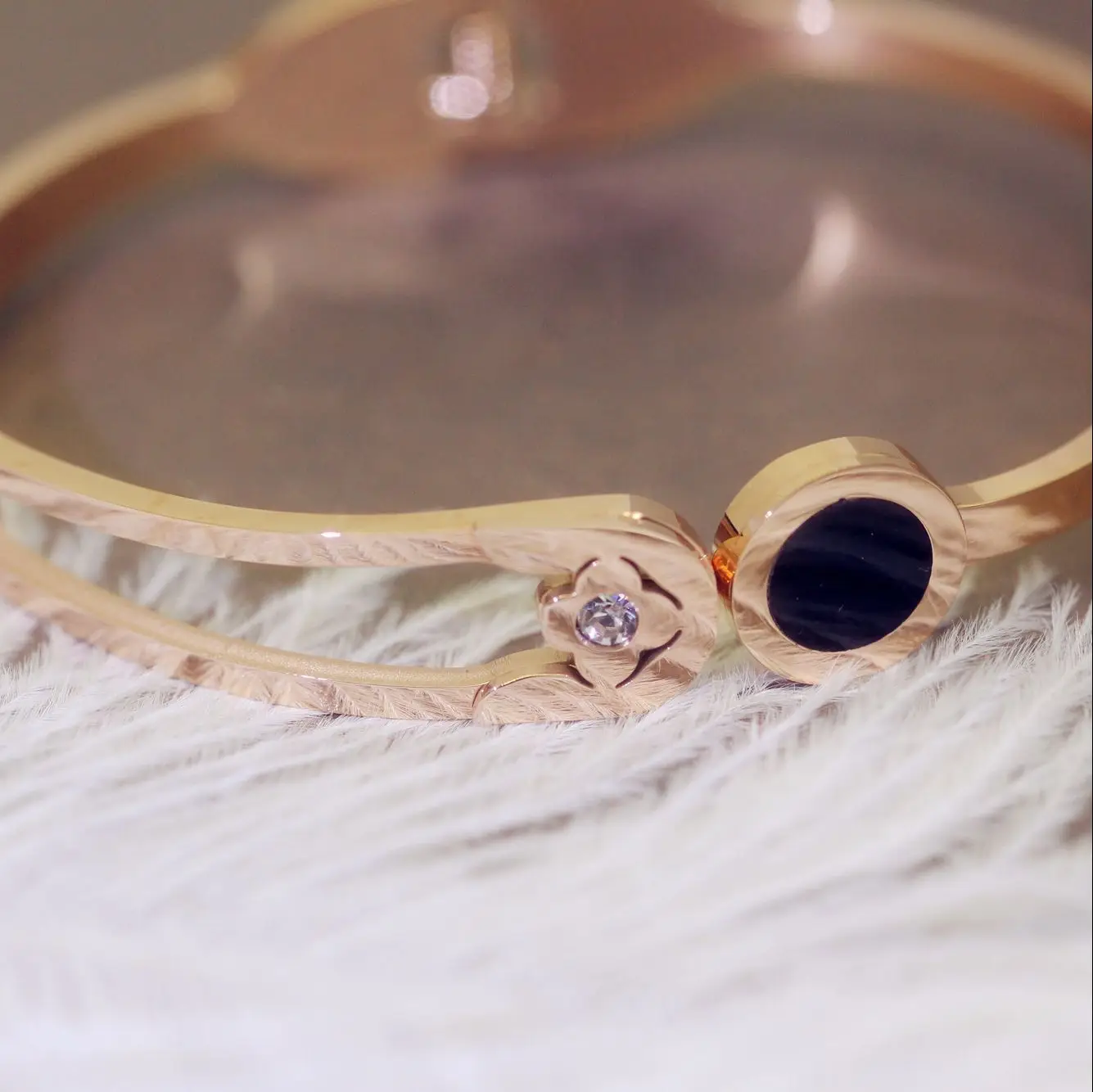 

Flower Diamond Set Bracelet Retro Titanium Steel Gold Plated Rose Gold Stainless Steel Europe And America Jewelry Accessories