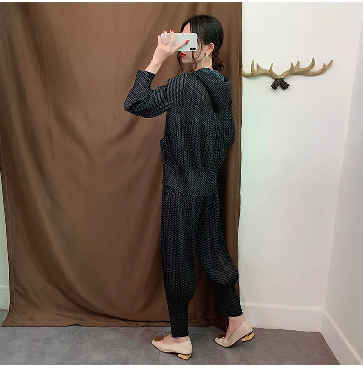 Лидер продаж, костюм Miyake fold, пальто с капюшоном и длинными рукавами на молнии+ штаны в полоску