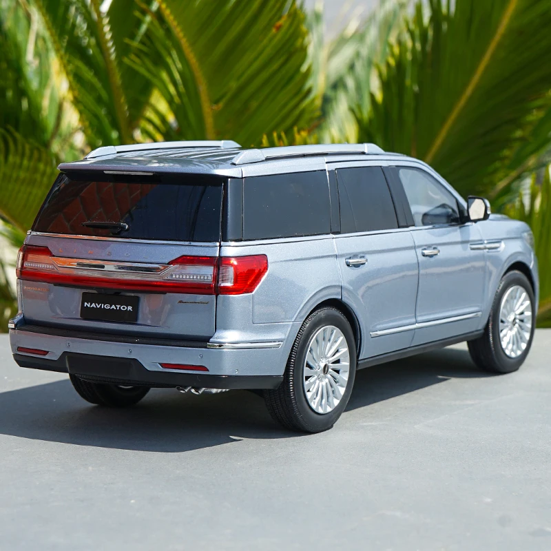 Оригинальная коллекция 1/18 года от дилера Lincoln Navigator (серебристо синий) модель