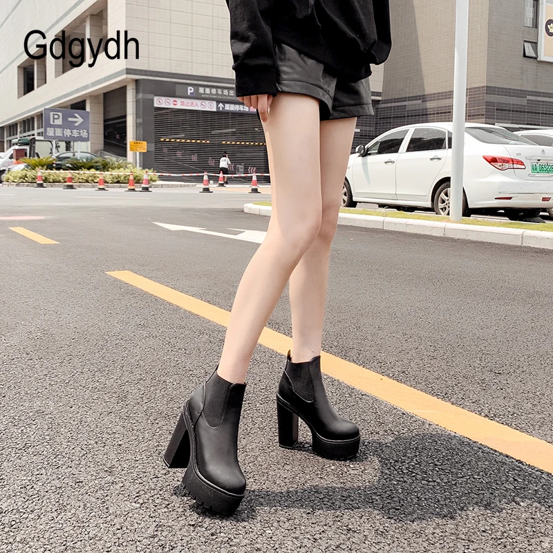 Женские кожаные ботинки Gdgydh черные однотонные на высоком каблуке и платформе
