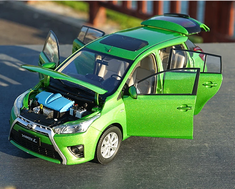 Авторизованный завод 1:18 Toyata Yaris L модель автомобиля, классические модели игрушечных автомобилей для подарка, коллекция