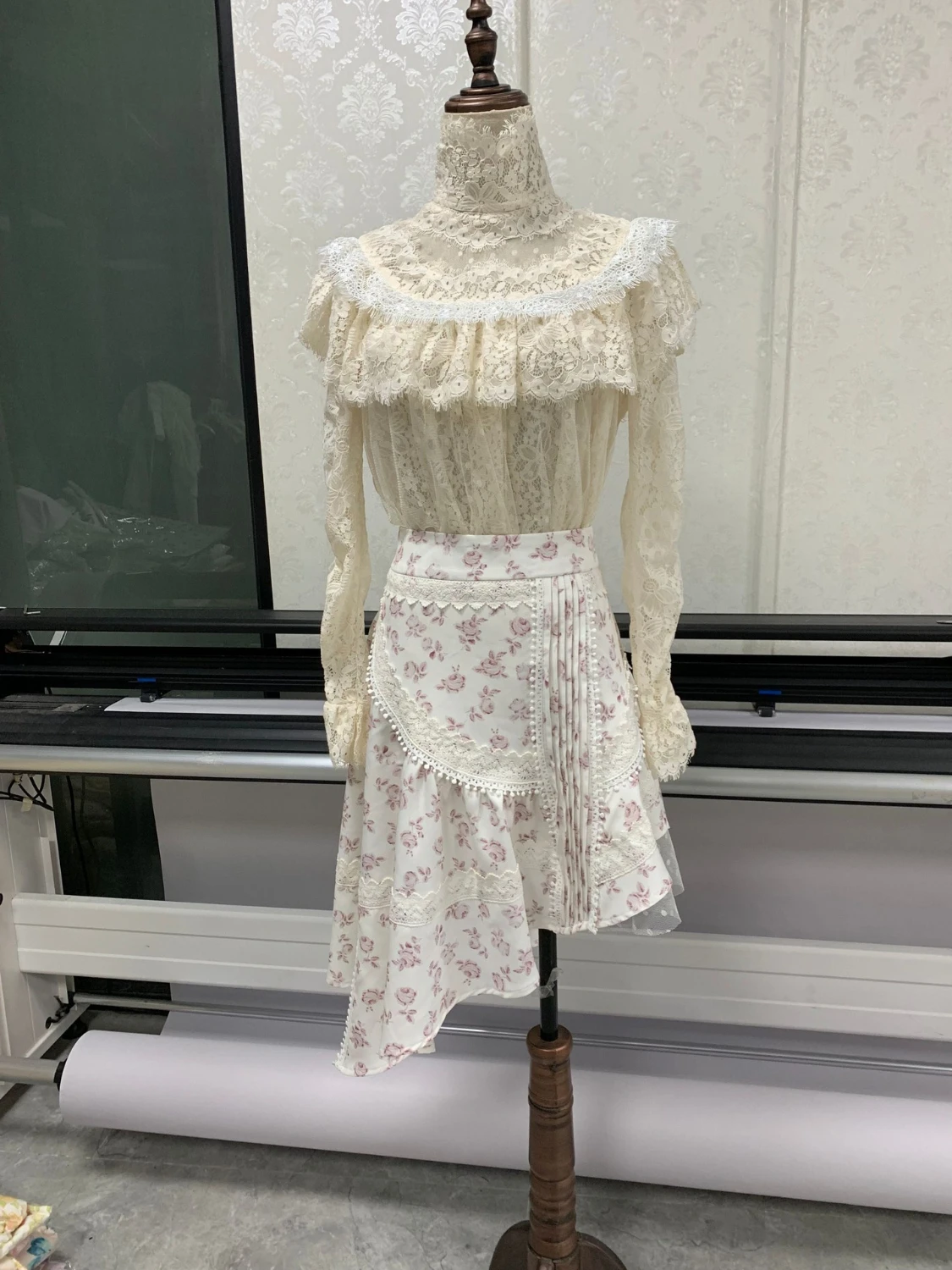 [LIVIVIO] Женский комплект из двух предметов, кружевная блузка с рюшами Топы+ Асимметричная юбка с принтом Женская Осенняя корейская мода