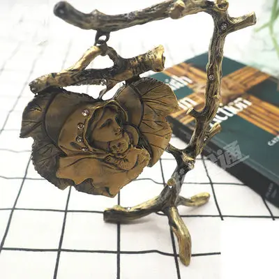Alloy Catholic sacred objects such as the Church of the Virgin Mary, the leaves on the table the gift of the prayer room