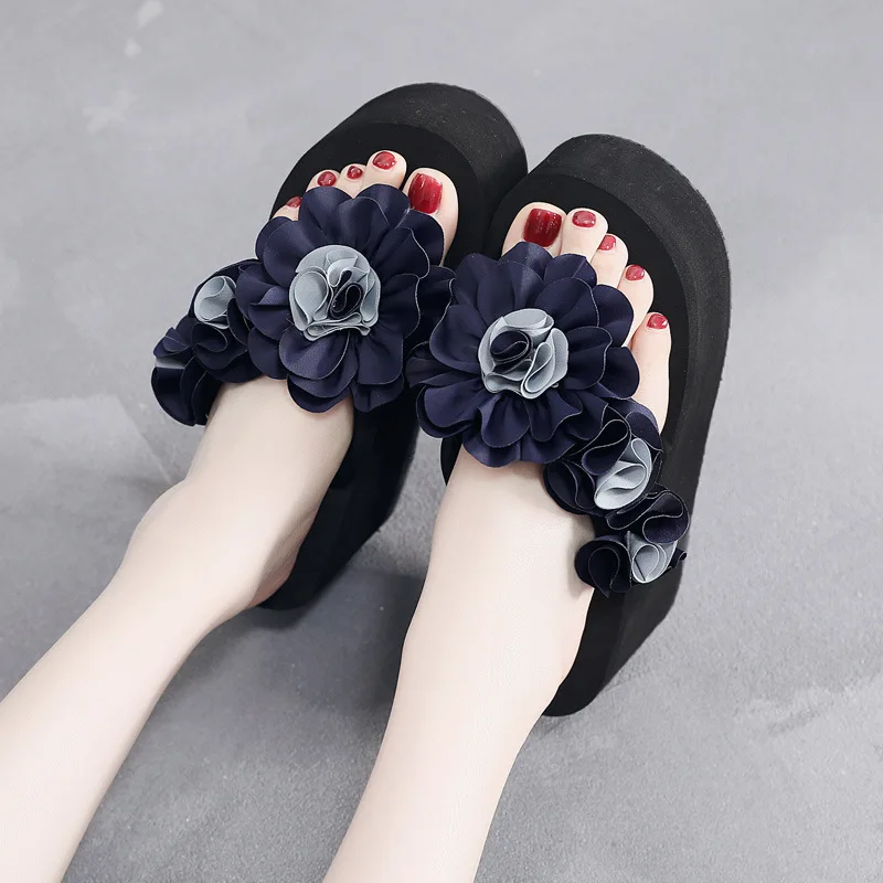 

2019 Summer Slanted Heel Hugh Fashion Anti-slip Outer Wear Flip-flops Slipper Women's Seaside Holiday Beach Slipper Free