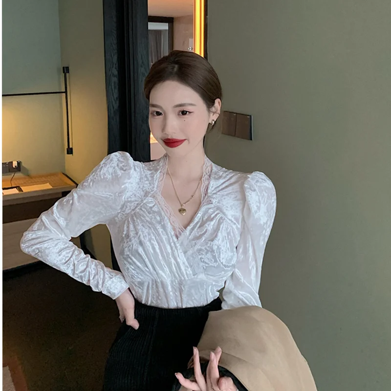 

Retro fashion slimming V-neck velvet stitching lace puff sleeve bottoming shirt blouse