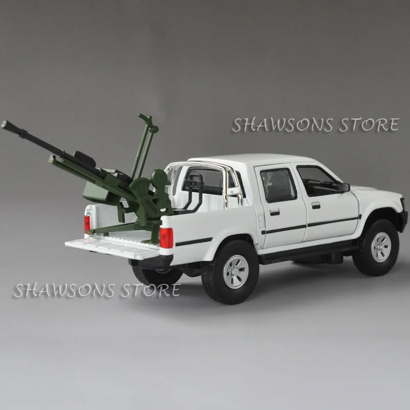 Литой металл 1:32 Модель автомобиля игрушки Toyota Hilux SUV оттяните назад Реплика звук и свет