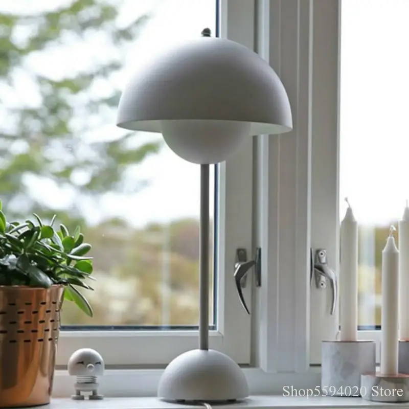 Настольная лампа в цветочек от современного дизайнера для гостиной спальни